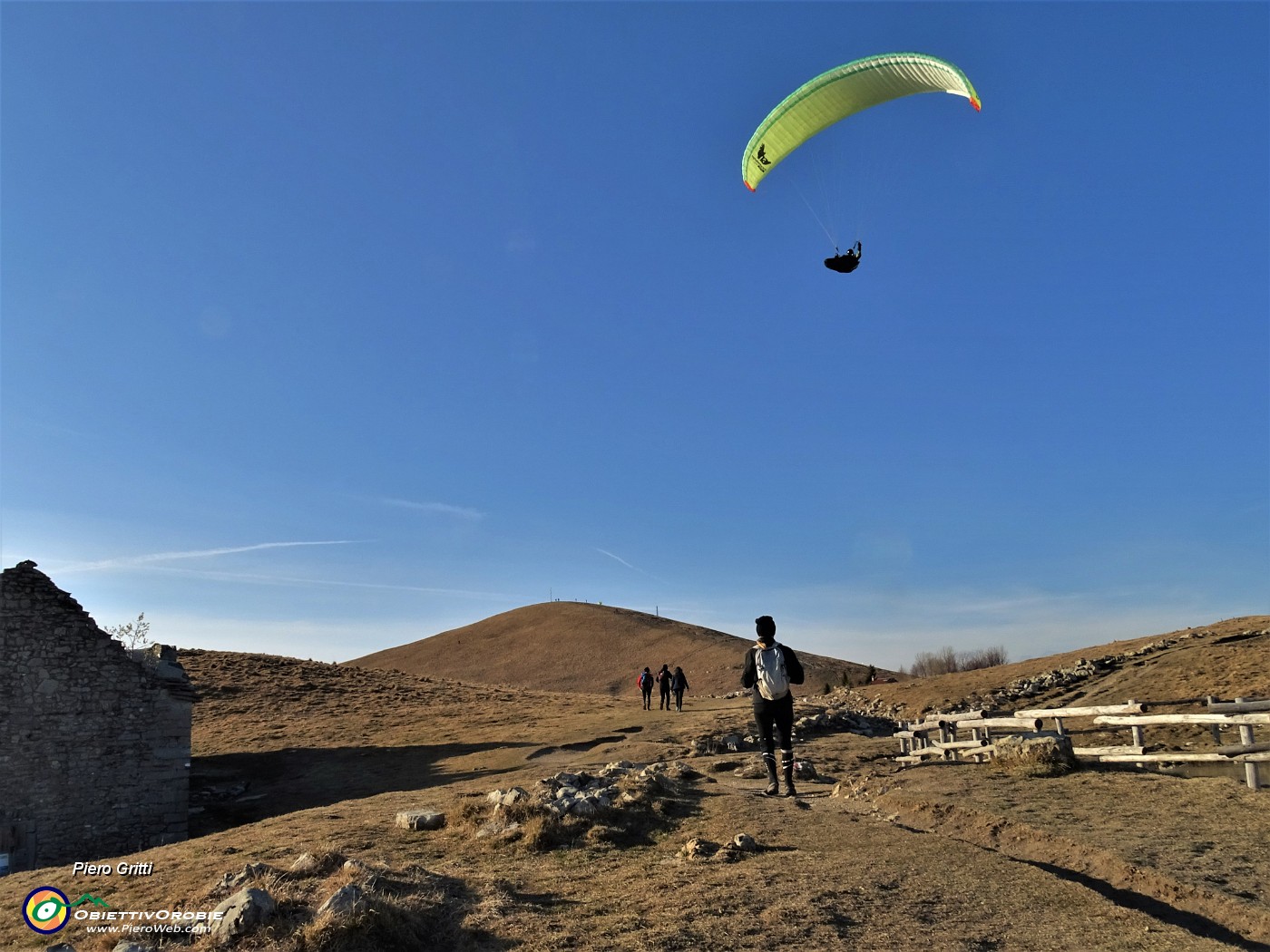 36 Sul sentiero di dosso in dosso per la vetta ci godiamo lo spettacolo dei parapendio in volo.JPG